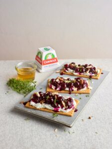 Bladerdeeghapjes met Chavroux, gebakken bosbessen, honing en tijm | ILOVECHEESE