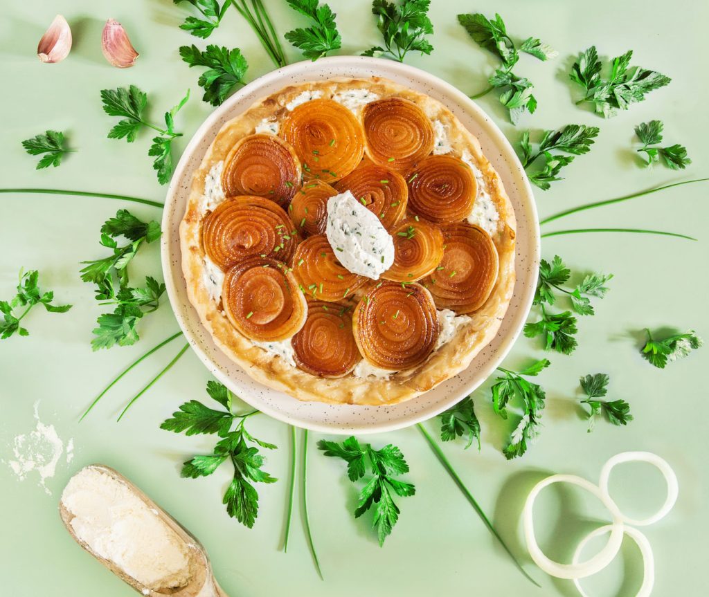 Tatin d’oignons à la tartinade végétale ail et fines herbes | I Love Cheese